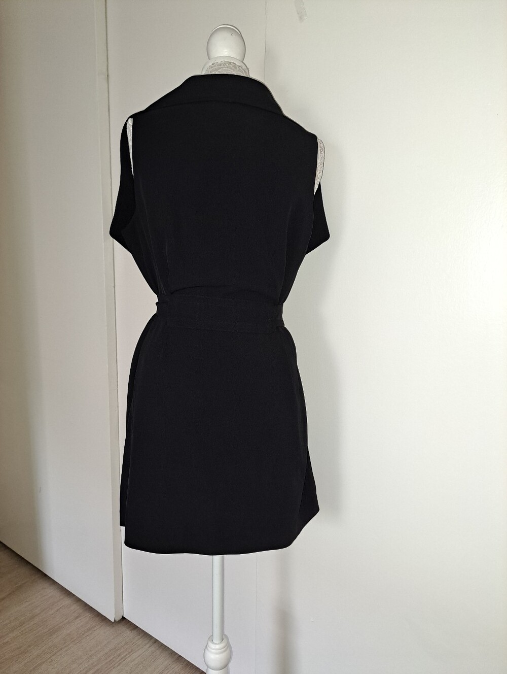 Calvin Klein Black V-Neck Sleeveless Belted Long Vest - Picture 4 of 13